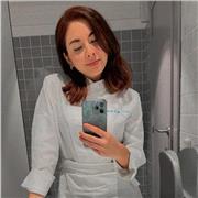 Profesora de pastelería dicta clases a domicilio para un nivel principiante